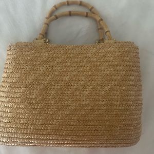 Women’s straw pocketbook with bamboo handles